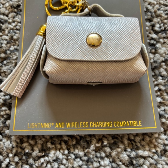 Oliver Smith & Co AirPods Pro Clip On Case Shiny White W/ Gold Keychain Wireless - Picture 2 of 9